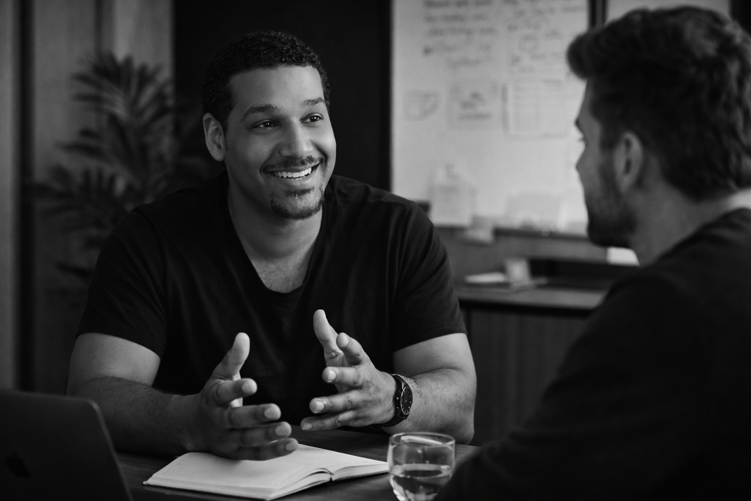 Gesprek aan tafel tijdens een merksessie